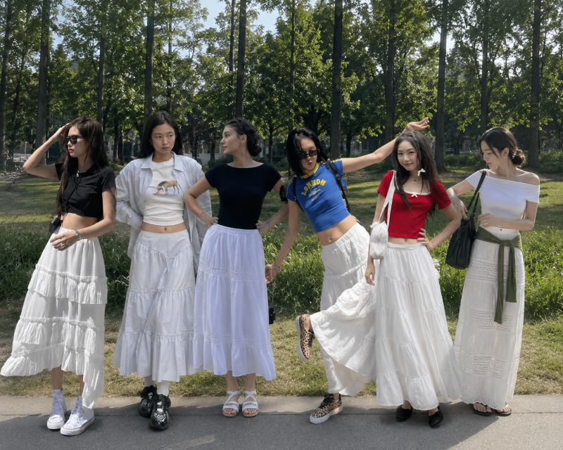 여름 화이트 롱스커트 코디 팁! 기본 티셔츠와 운동화로 실패 없는 꾸안꾸 룩 완성하기