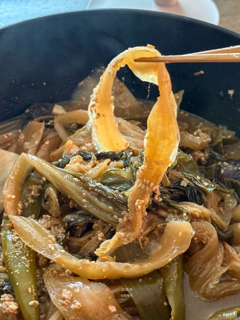 들기름 김치찜 묵은지 지짐과 완두콩 솥밥 (+콜드브루 냉침육수)