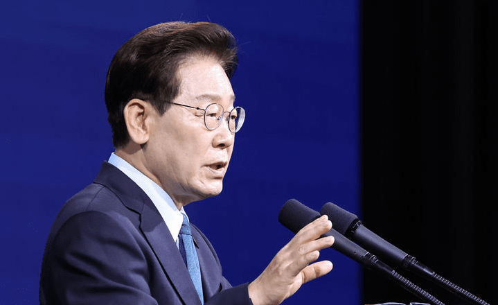 이 대통령, 영남권 첨단산업 비전 발표…방산·<b>우주항공 육성</b>... 