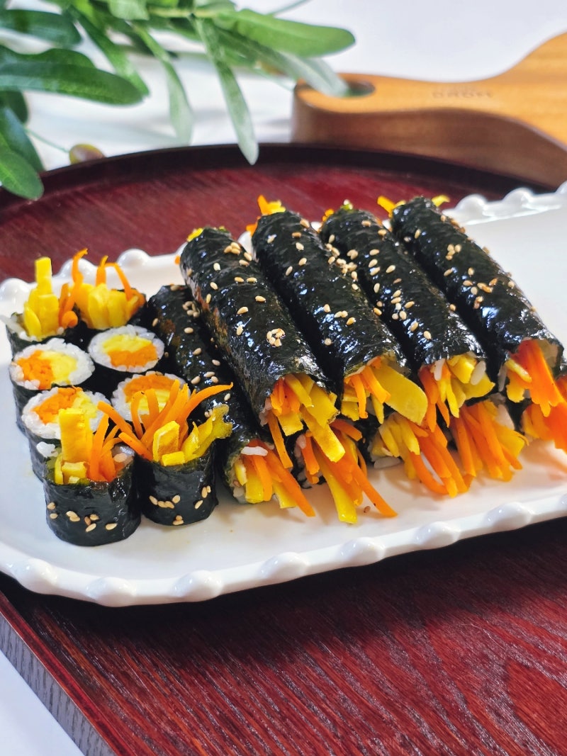 더울 땐 쉬운게 최고! 단 2가지 재료면 끝, 초간단 당근 계란 꼬마김밥 만들기
