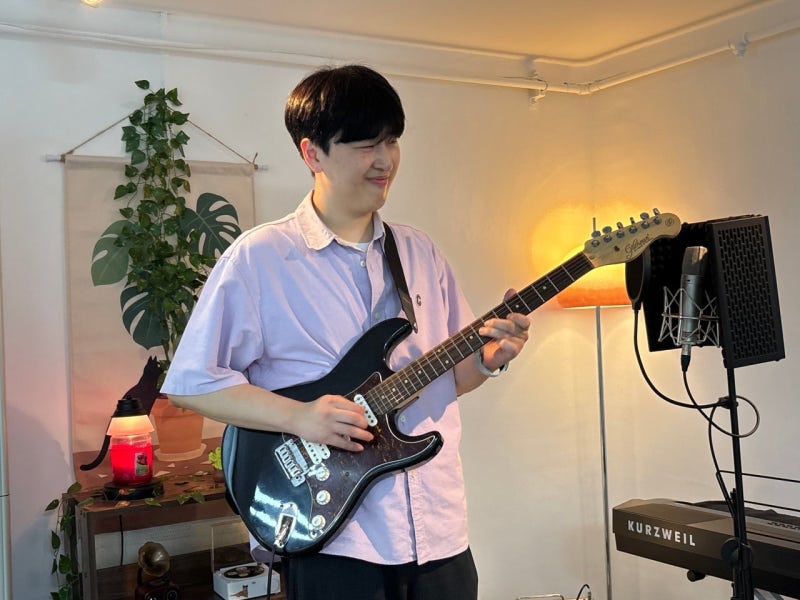 오늘은뮤직 의왕점 일렉기타 레슨실에 놓인 일렉기타