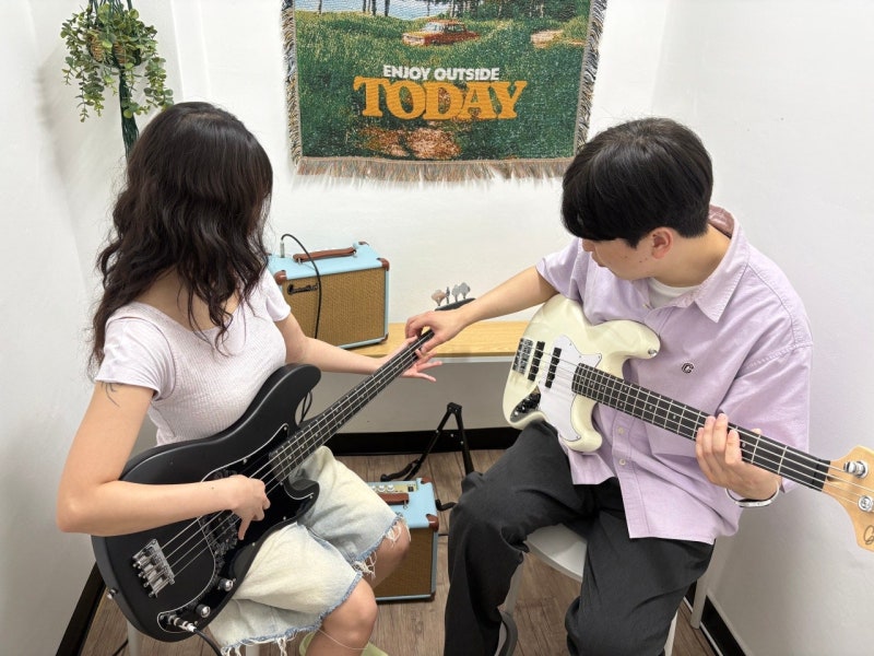 오늘은뮤직 의왕점 연습실 라운지에 놓인 베이스기타와 앰프