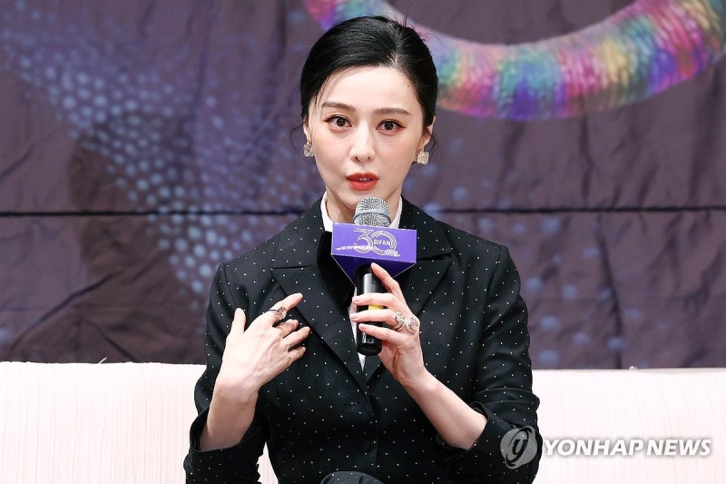 판빙빙 중화권 최고 스타 눈부신 미모, 부천 레드카펫에서 더 크게 보인 건 얼굴보다 8년을 ....