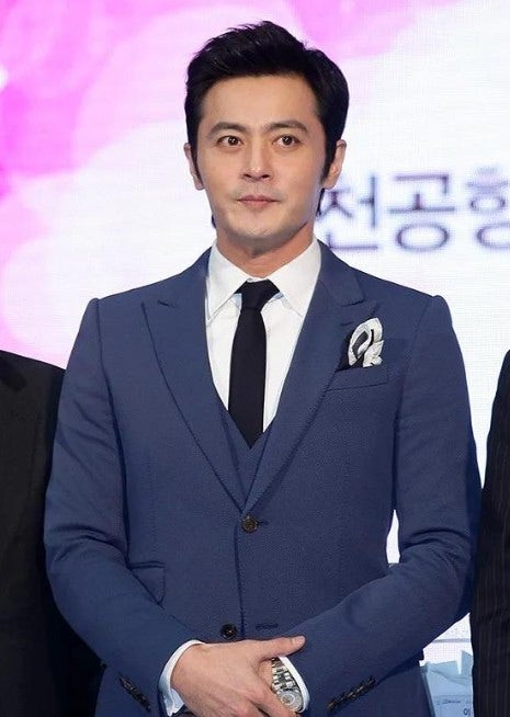 장동건 최근 근황.... 얼굴에 무슨 짓을 한걸까?