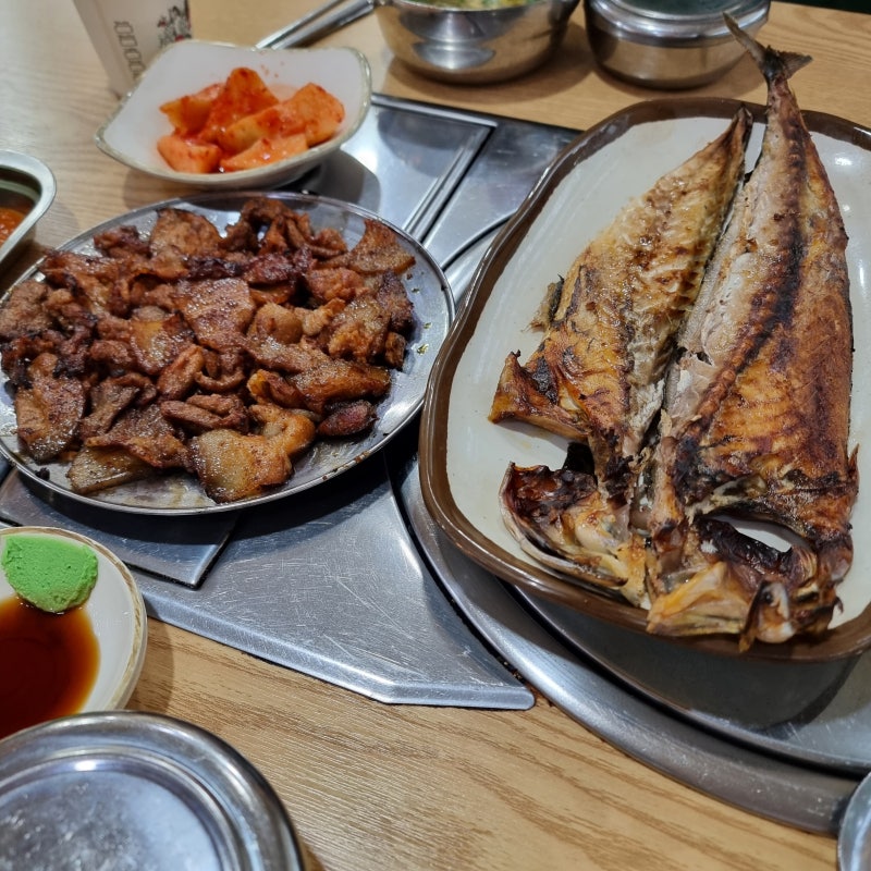 김천 가볼 만한 곳 교동 운동장 식당 가성비 맛집 추천 연탄 석쇠 불고기와 고등어구이 조합