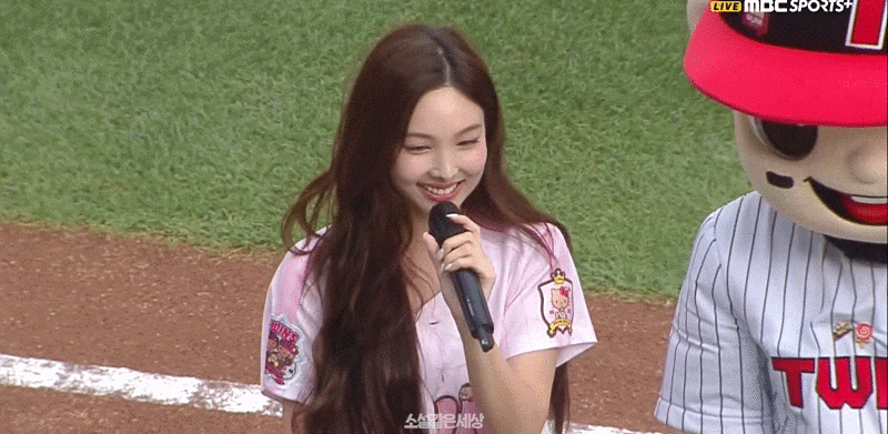 260704 트와이스 나연 LG 트윈스 시구 (vs 한화 이글스) 움짤 사진 모음 (feat. 원스 왕옌청)