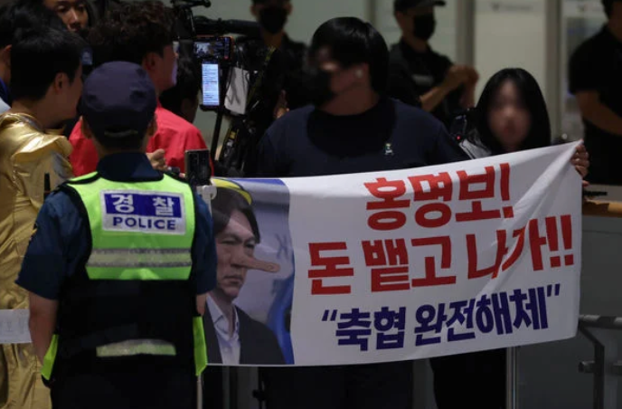 "홍명보 나가라"만 외친 한국 레전드들, 일본 기자가 정확히 급소를 찔렀다