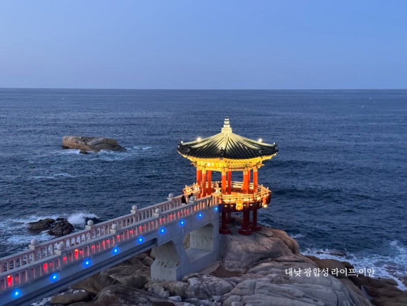 속초 야경 명소 추천 빨간 등대와 해상 정자 영금정
