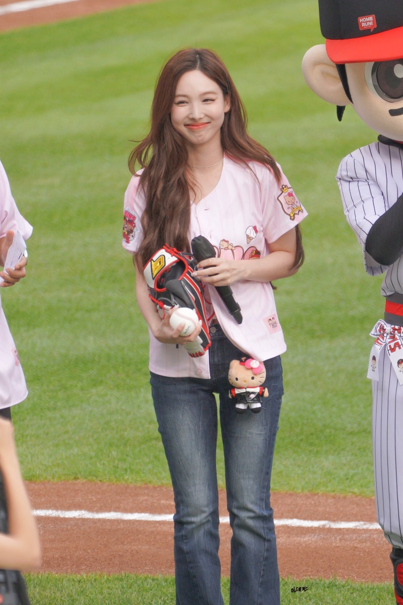 260704 LG 경기를 앞두고 LG의 승리기원 시구를 하고 경기를 직관한 나연 사진 모음(33p)