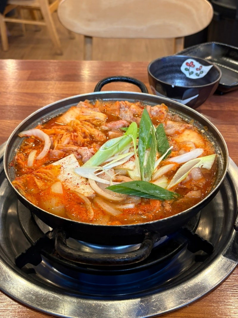 천안 두정동 김치명인이 운영하시는 김치찌개 맛집 '장군꼬들살 천안두정동본점'
