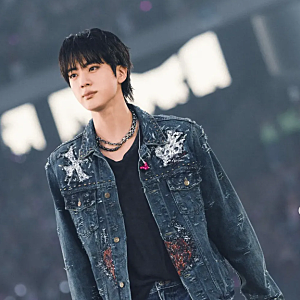 "이 정도면 팬덤 전쟁 아닌가..." BTS 맏형 진, 122주 연속 1위 찍은 반전 비화