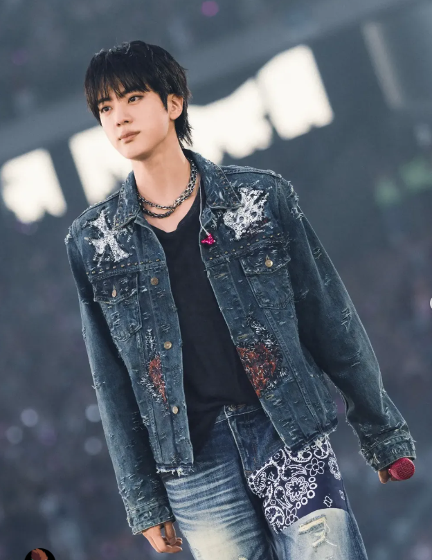 "이 정도면 팬덤 전쟁 아닌가..." BTS 맏형 진, 122주 연속 1위 찍은 반전 비화