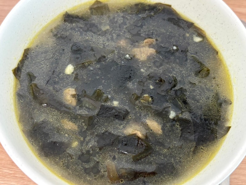 물 조절이 핵심! 감칠맛 폭발하는 진한 소고기 미역국 황금레시피