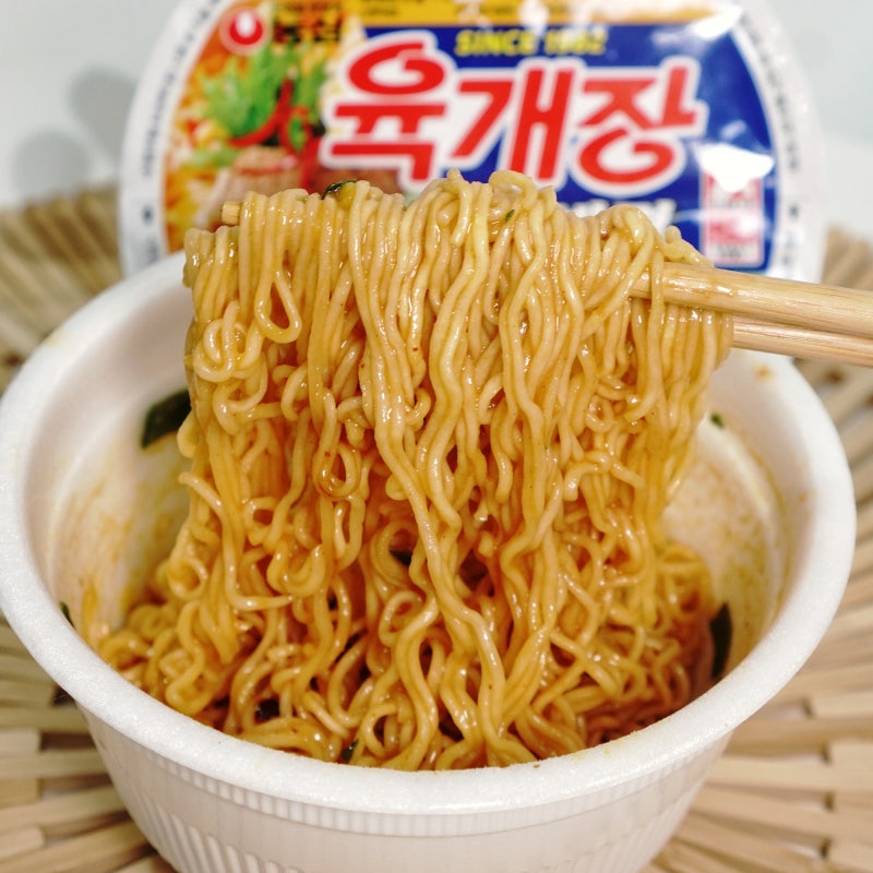 200만 조회수 나왔다고? 육개장 컵라면 먹는법... 이 조합은 진짜 미쳤다