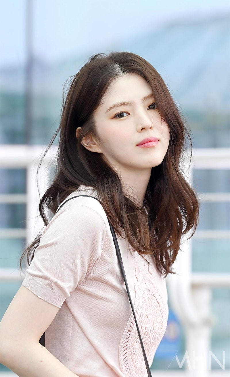 한소희 화보 근황, 잇단 매거진 커버보다 더 또렷하게 읽힌 건 스크린 복귀를 앞둔 배우의 타....