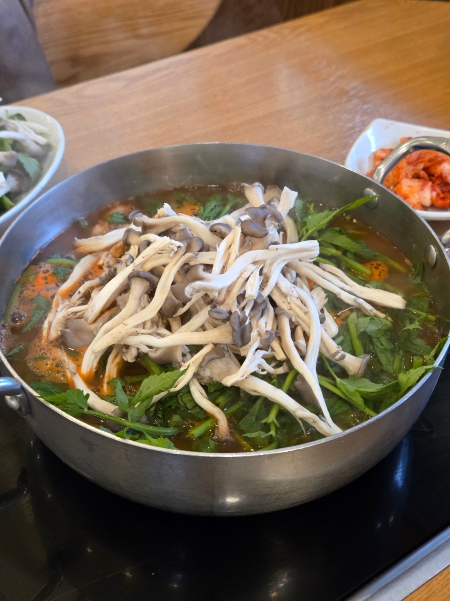 Sinrasyabeukalguksu Songpajeom photo 6