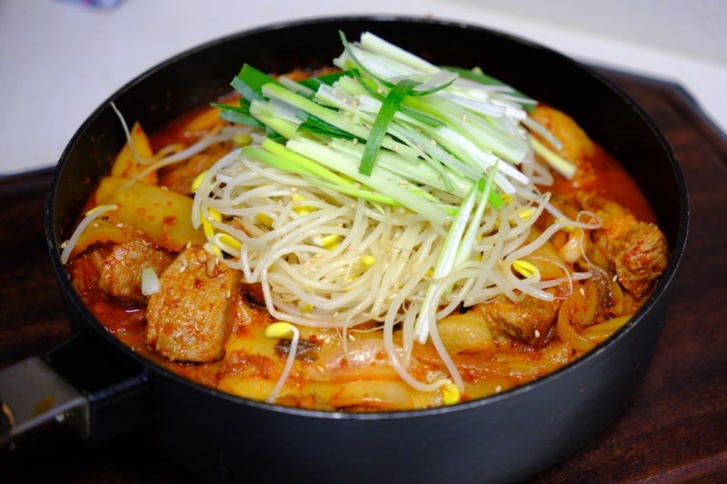 평범한 김치가 밥도둑이 되는 돼지 김치두루치기
