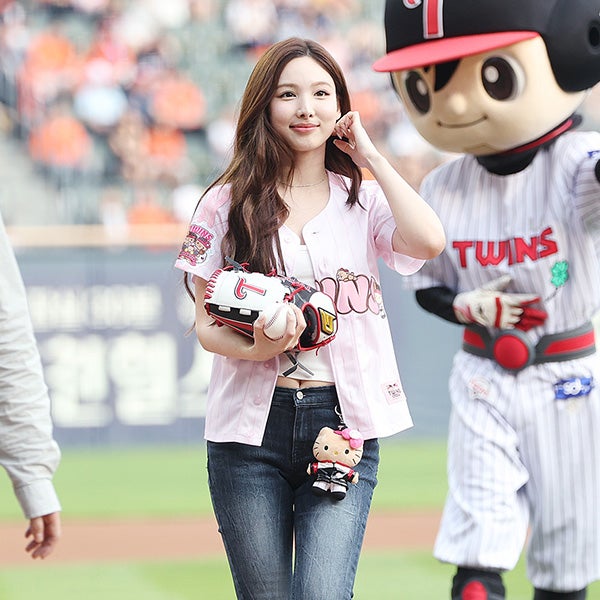 野球場デートコーデはこれ！TWICE ナヨン始球式ファッション：ユニフォーム・キーリング・ジーンズの着こなし
