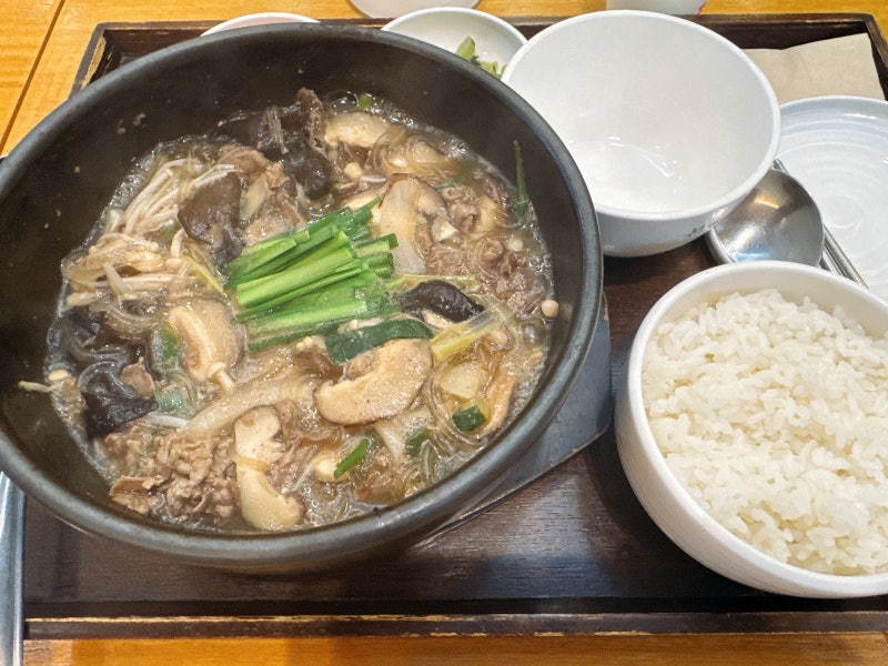 신포동 본죽비빔밥에서 소불고기버섯뚝배기 한 그릇 냠냠