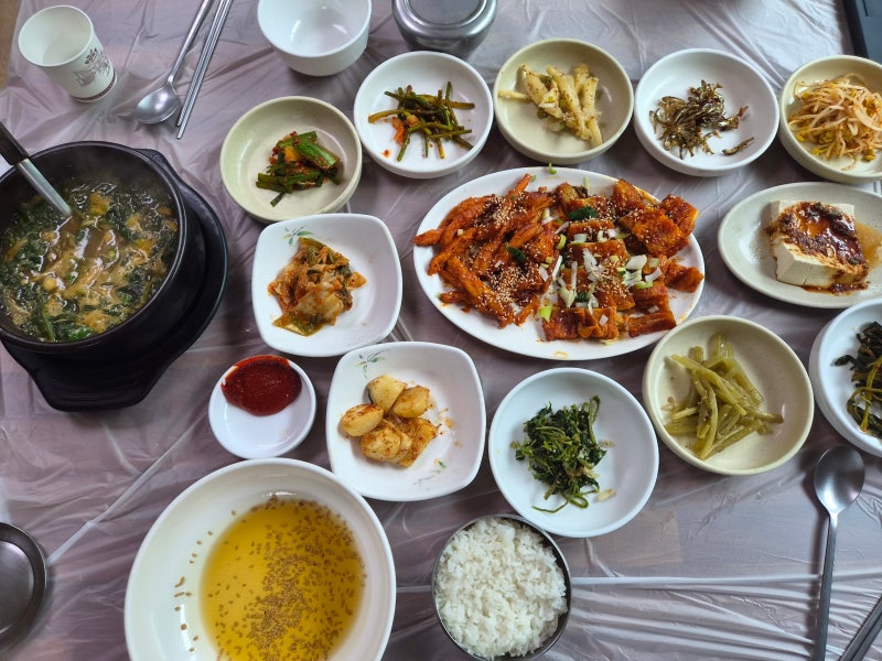 삼척 환선굴 맛집 관음굴식당 더덕정식, 반찬 가득한 산골 밥집