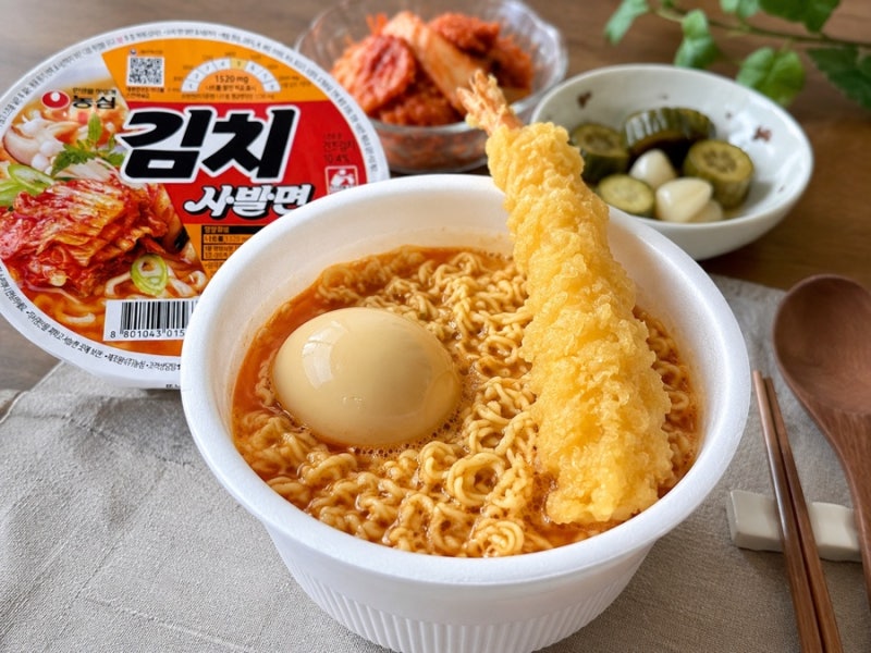 농심 김치사발면 더 맛있게 내돈내산, 찐계란과 새우튀김 토핑