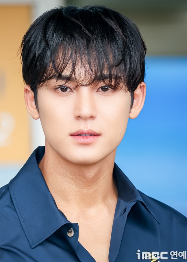 The Return of 'Human Dior'! SEVENTEEN's Mingyu Departs for Paris Haute Couture Show, The Epitome of a Heart-Fluttering Boyfriend Look