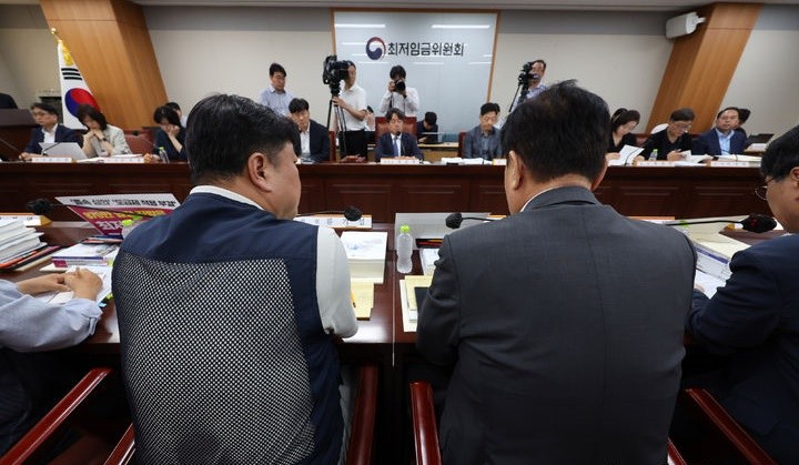 <b>최저임금</b> 줄다리기 계속…노사 격차 1290원 속 12차 <b>협상</b> 돌입