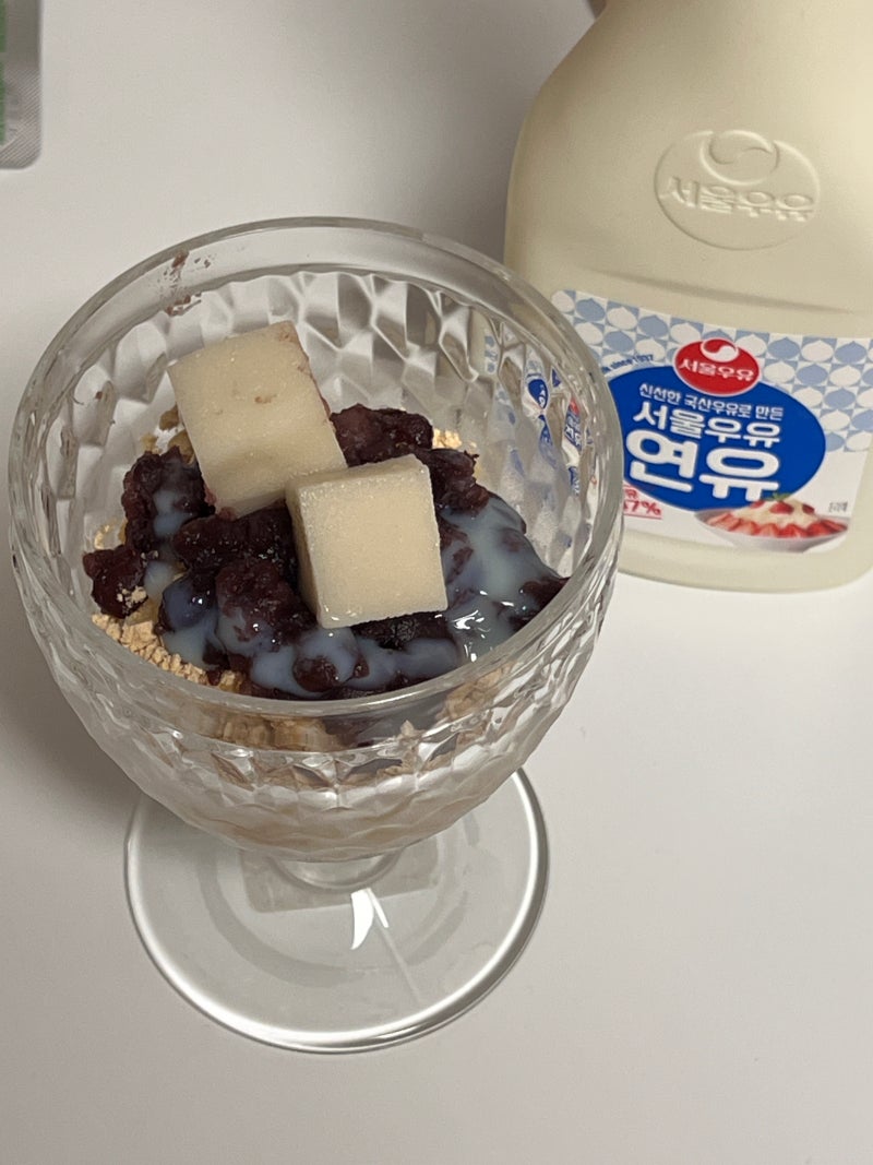 다양하게 토핑해 먹는 재미로 집에서 우유빙수 만들기