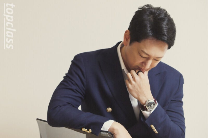 "7년 만의 아픔 딛고 절대 혼자 살겠다더니..." 12살 연하 사진작가와 재혼 성공한 젠틀맨 연예....
