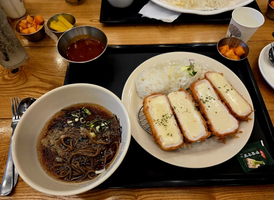 홍익돈까스 수지점 사진 2