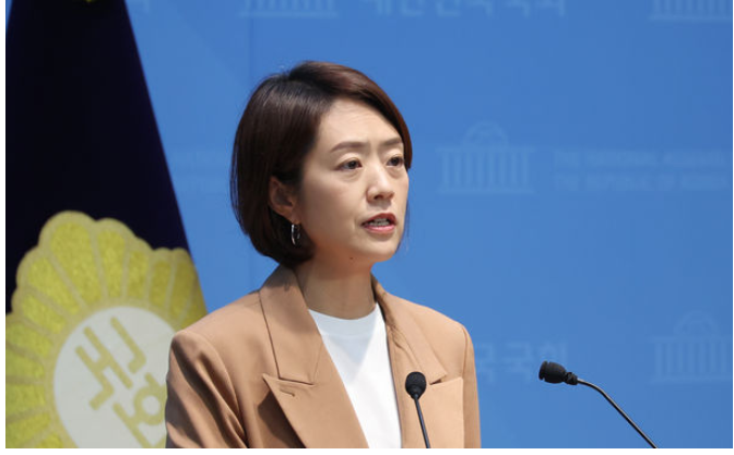 [긴급속보] 고민정 <b>당대표 출마</b> 선언…“<b>정청래</b>에 불만 많다”... 