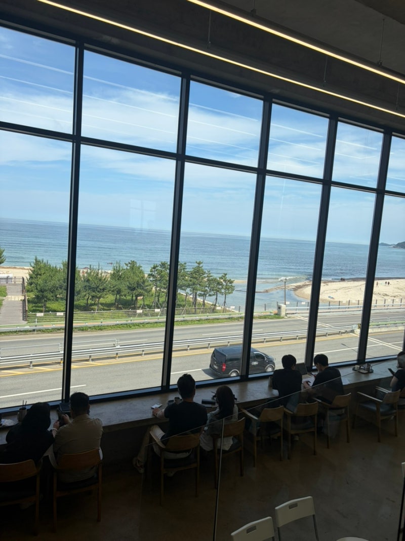 양양 물치해수욕장 바다뷰 오션뷰 카페 P.E.I coffee 대형카페