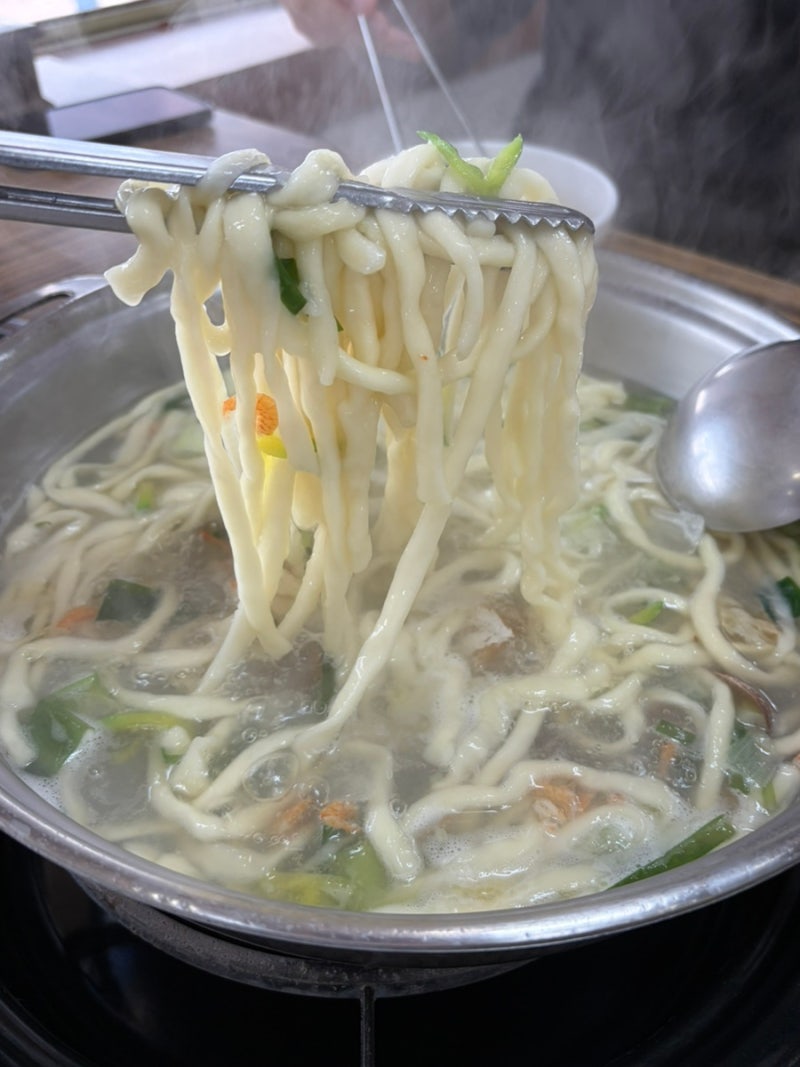 청주 분평동 칼국수 맛집, 보리밥 주는 뚝심 있는 터줏대감 ‘봉창이해물칼국수’