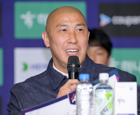 홍명보 다음은 누구? 45세 '차두리' 감독 물망에...