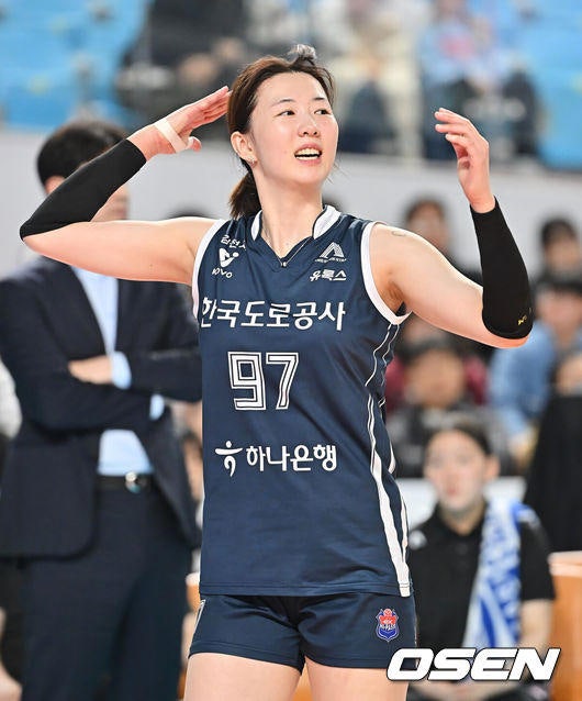 김연경 은퇴 후 여자배구 연봉 1위는 누구? 강소휘 8억 시대와 V리그 판도 변화