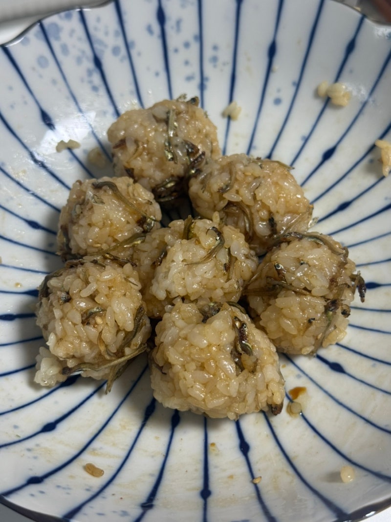 입맛 없을 때, 짭짤한 멸치볶음 주먹밥으로 간단한 한 끼!