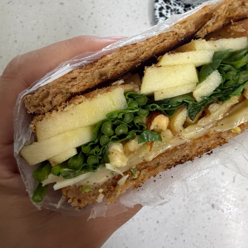 루꼴라 듬뿍 사과 샌드위치 레시피, 맛과 영양 다 잡은 브런치 요리
