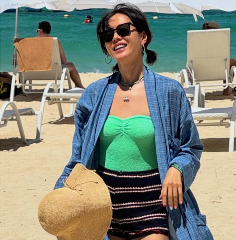 44歲孫藝珍的夏日度假風，比基尼更吸睛的完美氛圍…難以置信的44歲身材