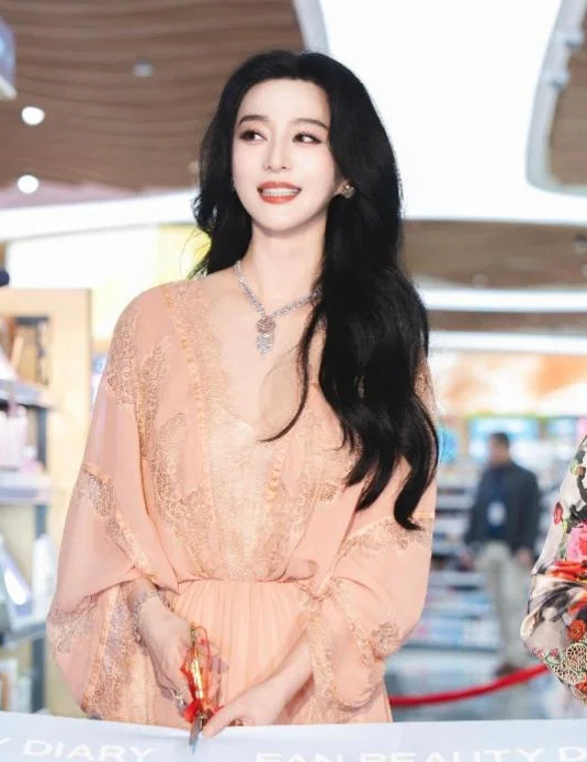 884억 벌금 내고도 연매출 2700억 대박난 판빙빙 파리 패션위크 근황