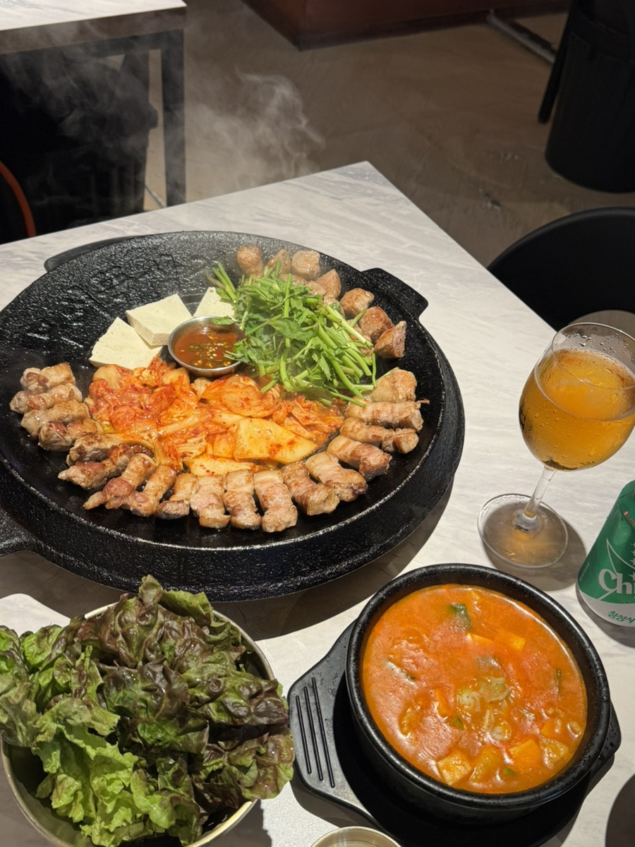 무쇠뚝삼겹 신흥역점 사진 1