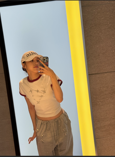 NMIXX 엔믹스 지우 공식 버블 속 링커 반팔 티셔츠 옷,패션 정보/  @게스 GUESS