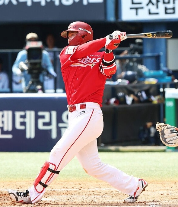 <b>최정</b> 11년 연속 <b>20홈런</b> 눈앞 19호 폭발에 잠실이 들썩인 이유