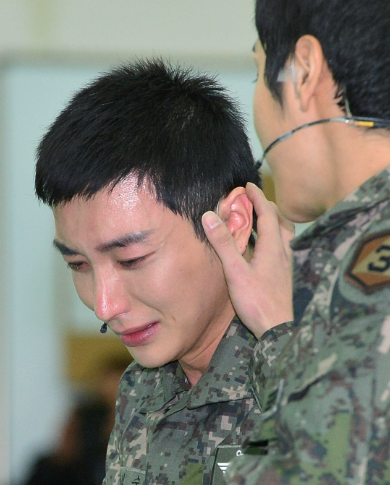 "군복무 중에 가족 셋을 한꺼번에 잃었다고?" 4박 5일 빈소 마치고 부대 복귀한 톱스타 비하인....