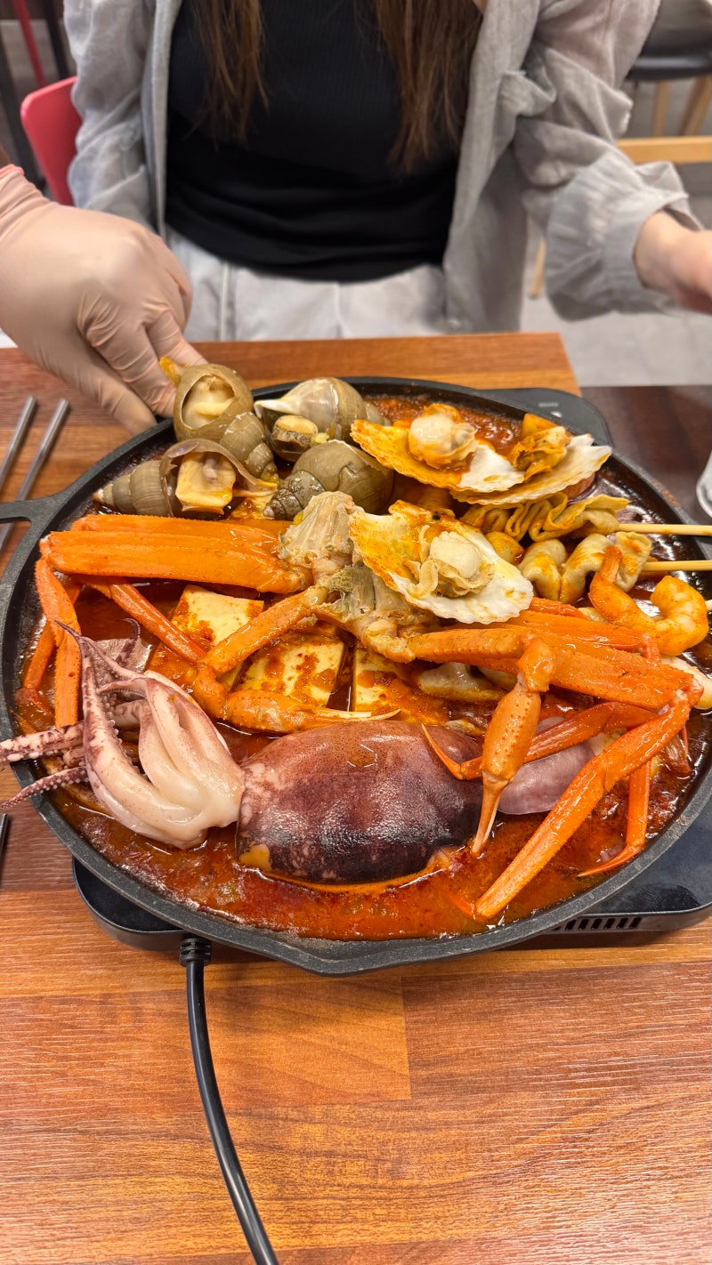 속초 등대해수욕장 포차거리 맛집 찾았다! 푸짐한 해물모둠철판요리 가성비 끝판왕 속초씨