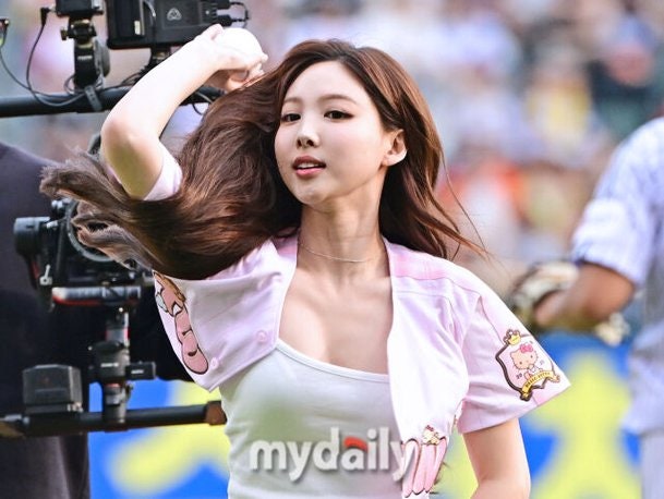트와이스 나연, 잠실야구장 시구…LG 트윈스 100만 관중 돌파 대기록과 함께하다