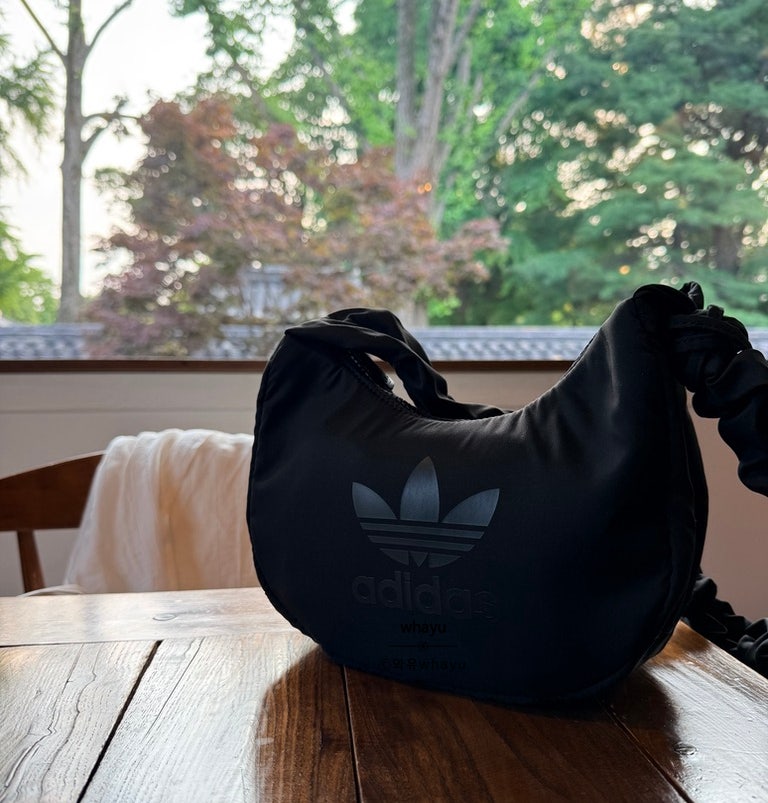 ADIDAS 아디다스 셔링 숄더백 JP0144 내돈내산 후기｜수납력·사이즈·코디·장점까지 솔직 리뷰