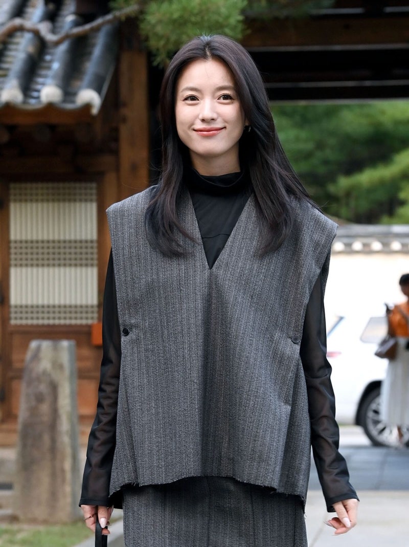 한효주 패션 | 르베이지 행사에서 선보인 그레이 핀스트라이프 세트업 완벽 분석