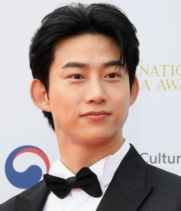 옥택연 와이프 누구 10년 열애 끝 결혼한 아내 정체는