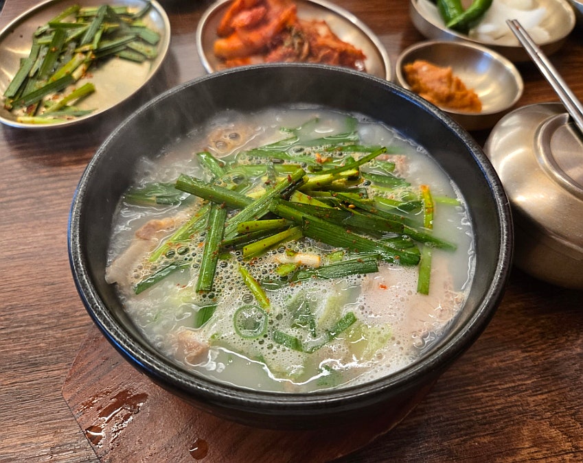 Annyeongdwaejigukbap photo 6