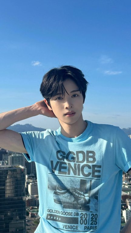 男士短袖T恤品牌推薦！RIIZE 成燦YouTube、Instagram時尚穿搭：Golden Goose短袖T恤